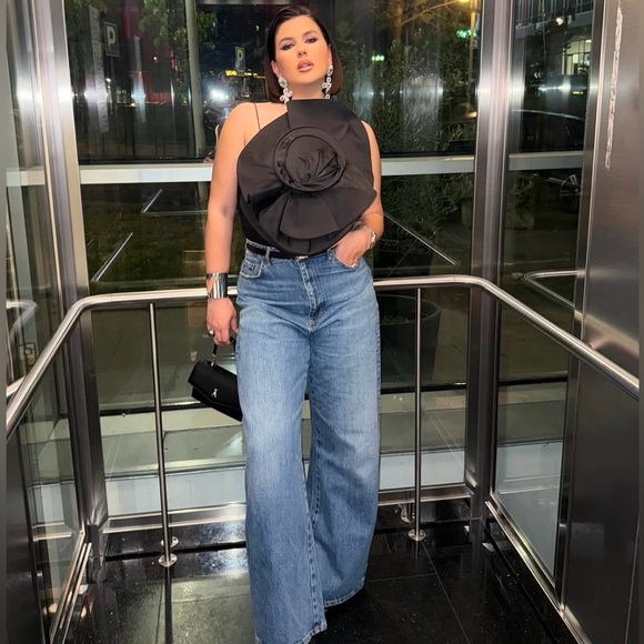 MAGDA BUTRYM H&M
GATHERED TOP WITH ROSE APPLIQUÉ - Picture 2 of 9